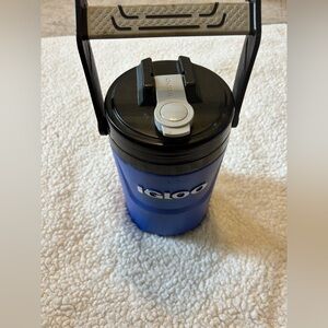 Igloo Proformance 1/2 Gallon Water Jug Black Blue with Hanger Handle